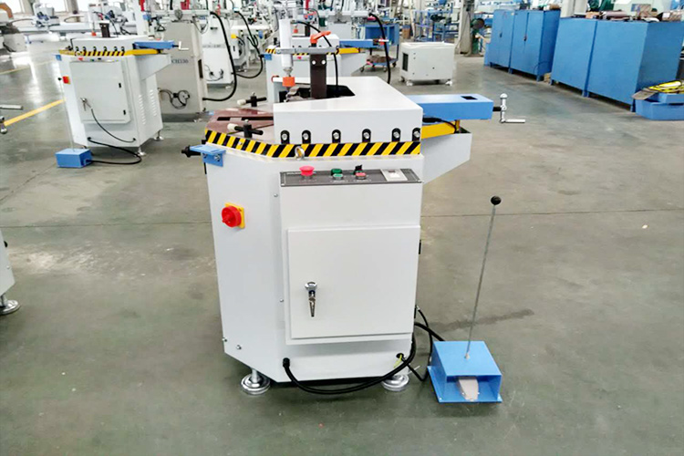 Hydraulic corner crimping machine for aluminum doors and windows