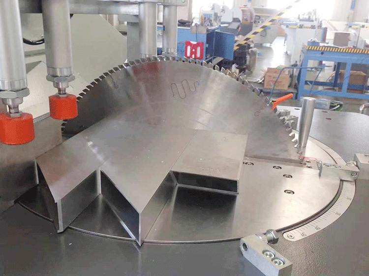  Multi-functional single-head cutting saw for aluminum profiles